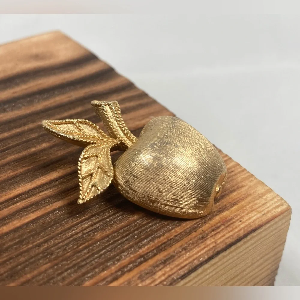 1974 Avon Gilded Apple Lapel Pin Brushed Gold Tone Fruit Designer Signed Brooch